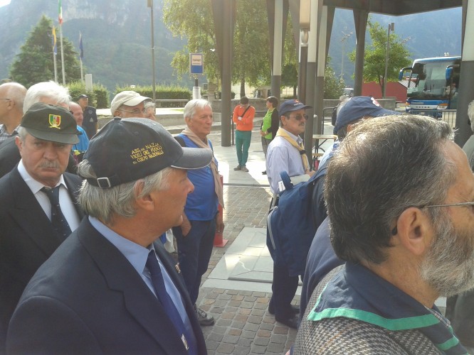 la sfilata dei soccorritori per le vie di Longarone04.jpg